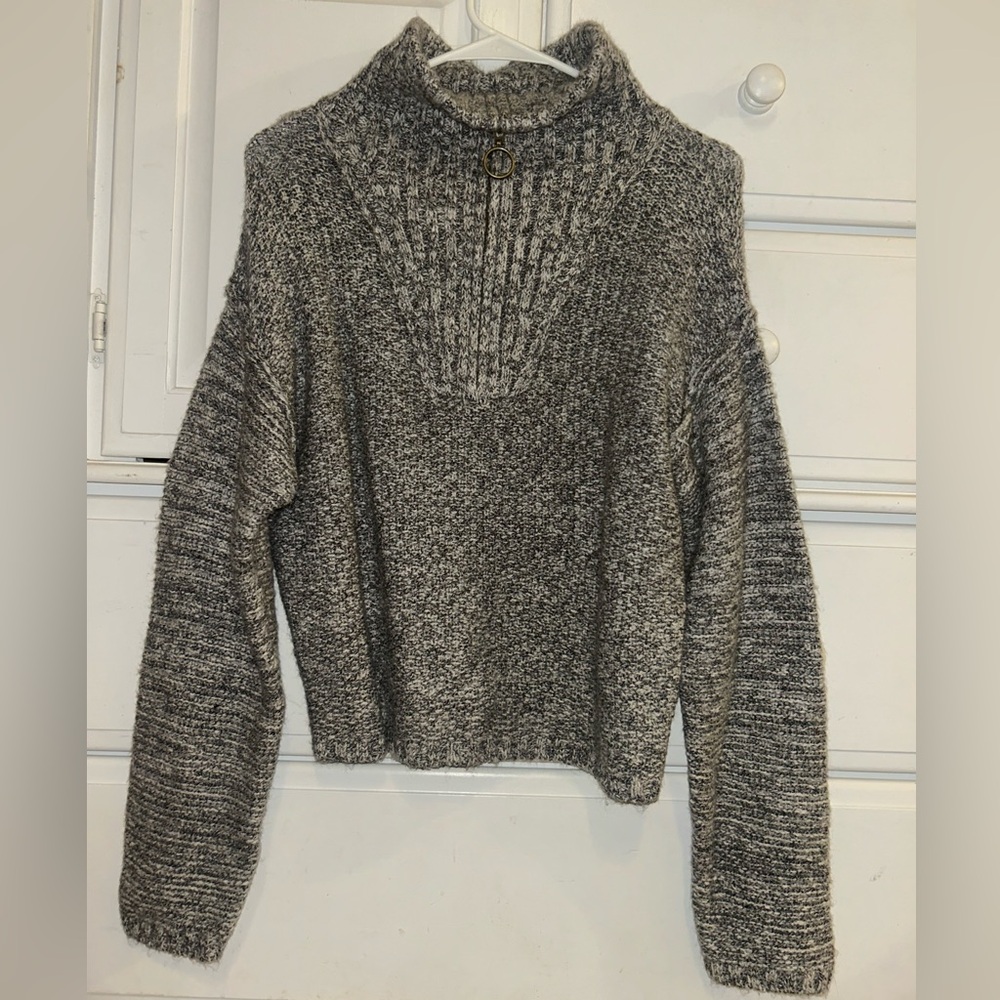 Small Universal Thread Grey/White Threaded Sweatshirt/Sweater